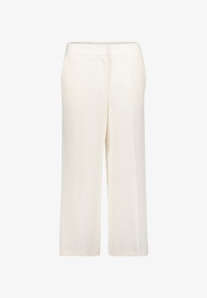 Fehér, bőszárú nadrág sima textúrával, sík elejű, látható záródások nélkül, finom redőkkel díszítve.