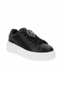 Sneaker in pelle nera con una spessa suola piattaforma bianca. Presenta lacci neri e un'emblema decorativa in argento sul lato esterno.