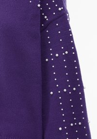 Pulover violet cu un model texturat de tricot. Prezintă detalii cu mărgele false dispersate pe un mânecă, pentru un aspect suplimentar.