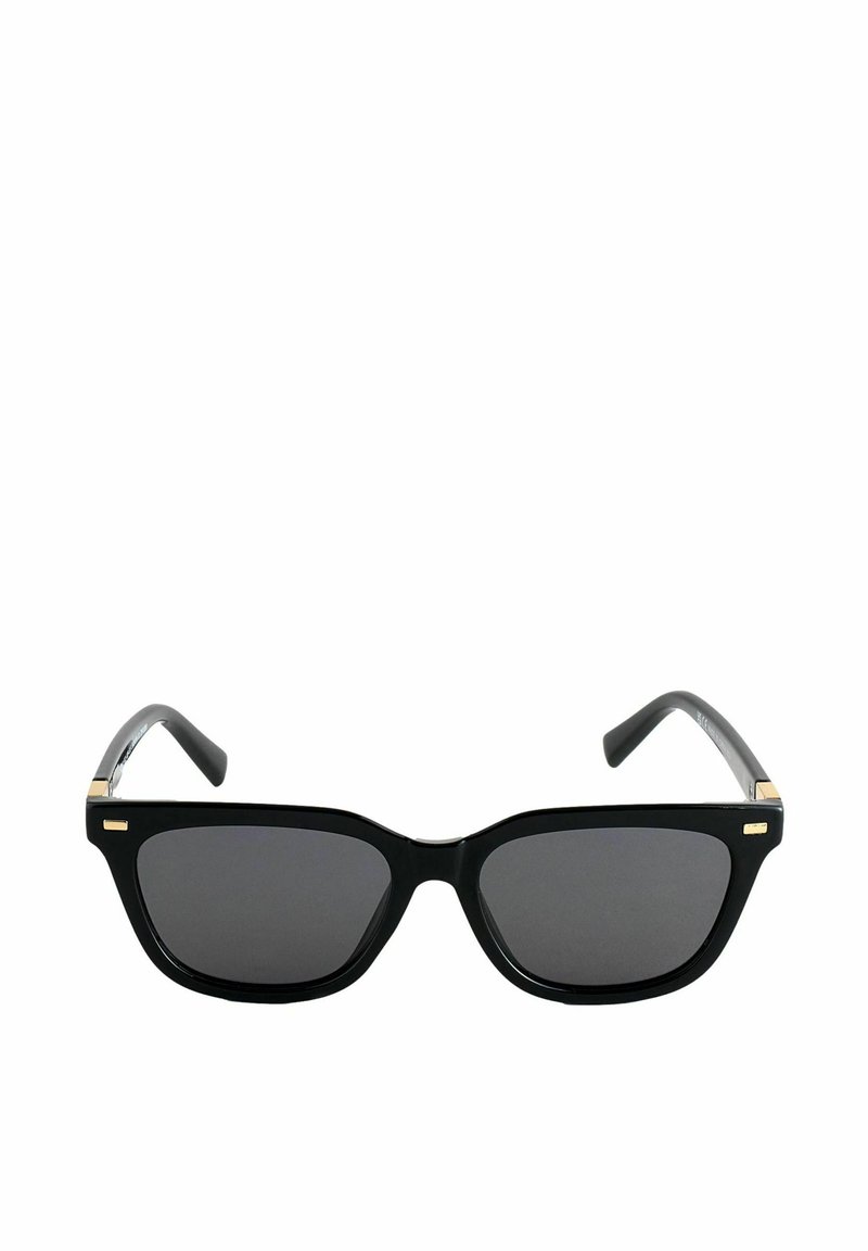 Sorte solbriller med firkantet stel, blank finish, grå linser og gulddetaljer på stellets side. Har buede sorte arme.