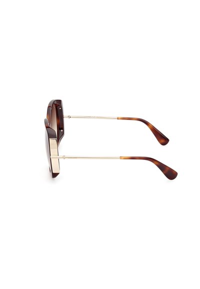 Braune Schildpatt-Sonnenbrille mit einem auffälligen quadratischen Rahmen, metallischen Akzenten und schmalen, goldfarbenen Bügeln. Texturierte Arme verjüngen sich zu den Spitzen.