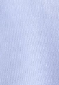 Lichtblauwe geweven stof met een subtiele diagonale textuur. Het materiaal lijkt glad en toont een uniforme kleur zonder patronen of accenten.