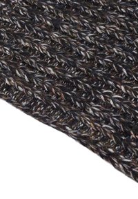 Gebreide stof in donkere kleuren met verstrengelde vezels, gekenmerkt door een dik, textuurpatroon en subtiele hints van grijze en bronzen draden.