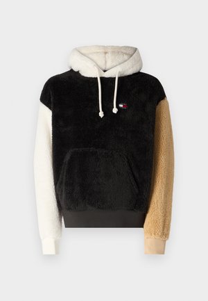Felpa con cappuccio in pile, corpo nero, cappuccio crema e maniche marrone chiaro. Presenta una tasca frontale e un laccetto, texture morbida e dettagli con logo.