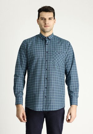 Blau- und grünkariertes Button-Down-Hemd mit langen Ärmeln, einer Brusttasche und abgerundetem Saum. Glatte Stofftextur.