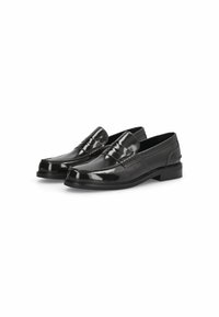 Mocasines de cuero negro con un acabado brillante, que presentan acentos cosidos y un tacón bajo sólido. Diseño clásico, textura suave.