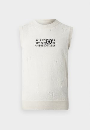 Mouwloze trui van gestructureerde crèmekleurige stof met zichtbare versleten details en een zwart grafisch ontwerp met cijfers en een cirkel.