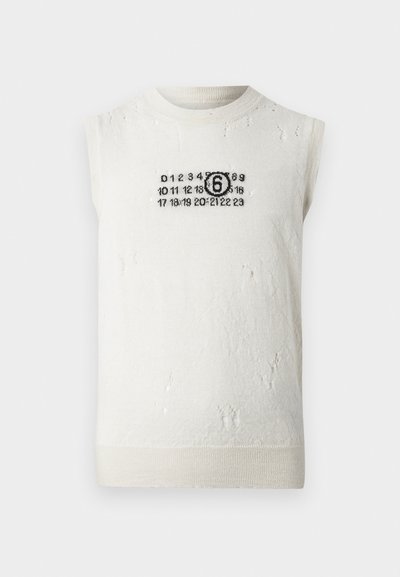 Μα sleeveless ζακέτα από υφασμάτινο κρέμα με ορατές φθορές και μαύρο γραφικό σχέδιο που περιλαμβάνει αριθμούς και έναν κύκλο.