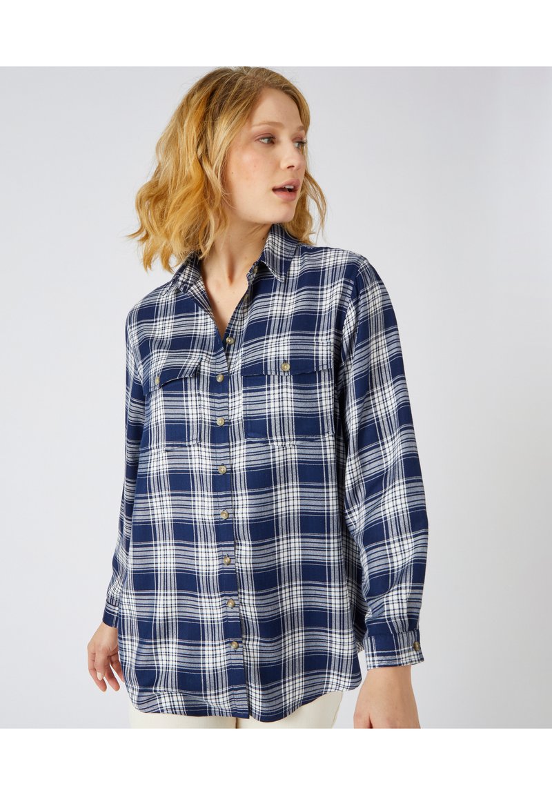Camicia a quadri blu navy in cotone, con motivo a quadri bianchi, chiusura con bottoni frontale, due tasche sul petto e maniche lunghe con polsini a bottoni.