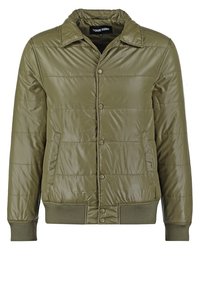 Olivgrüne gestepfte Pufferjacke. Verfügt über einen Hemdkragen, Frontdruckknöpfe sowie gerippte Manschetten und Saum. Zwei seitliche Taschen sind vorhanden.
