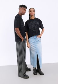 YOURTURN UNISEX - Print T-shirt - black