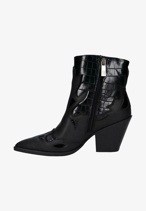 XTI, Botines camperos - nero