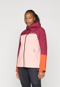 Veste légère et résistante à l'eau. Comprend une combinaison de panneaux bordeaux, rose et orange, une capuche ajustable et une fermeture éclair à l'avant.