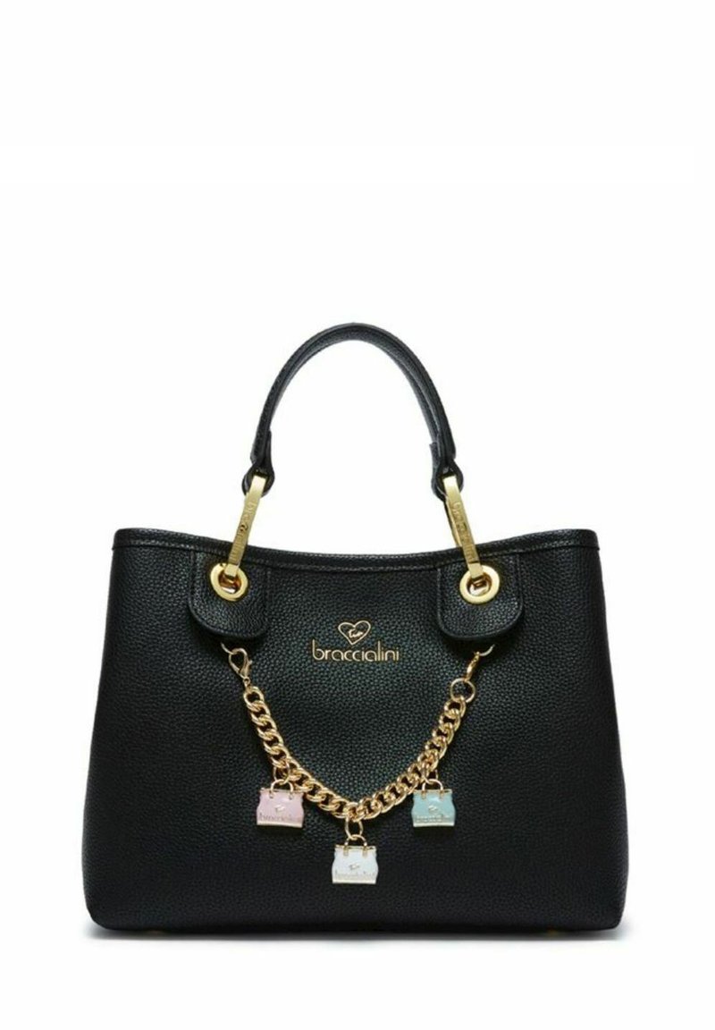 Borsa tote in pelle nera con superficie testurizzata, hardware dorato, manici doppi e una catena decorativa con tre piccoli ciondoli a forma di lucchetto.