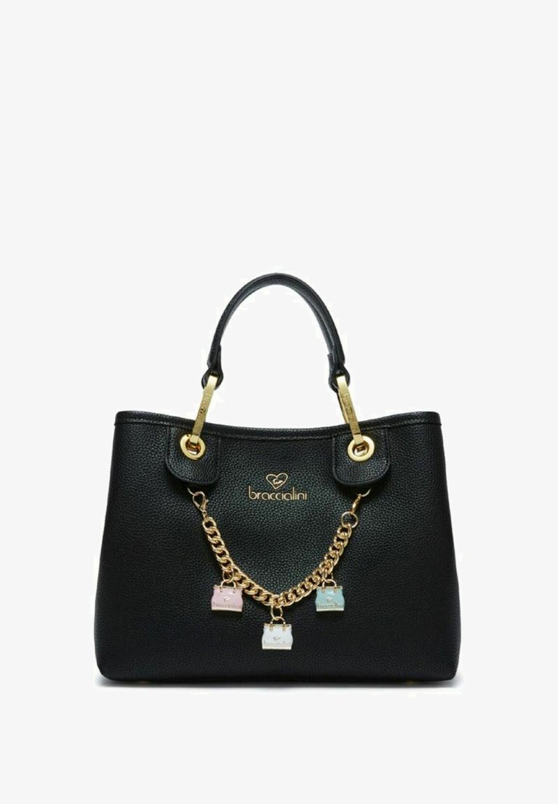 Borsa tote in pelle nera con superficie testurizzata, hardware dorato, manici doppi e una catena decorativa con tre piccoli ciondoli a forma di lucchetto.