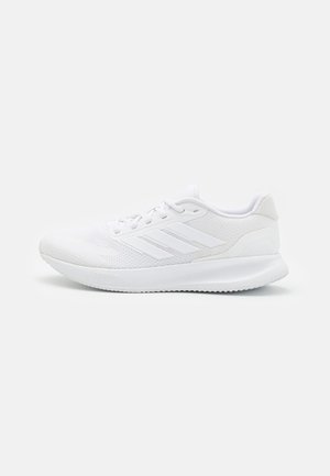 Weißer Sportschuh mit Mesh-Obermaterial, geschwungenem Design, gepolstertem Kragen und strukturiertem Absatz. Drei-Streifen-Logo an der Seite, minimale Nähte.