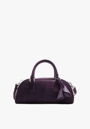 Borsa a tracolla in suede viola con forma arrotondata, dotata di chiusura con zip, due manici e borchie decorative su un accento a frangia.