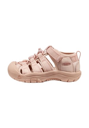 Pink geschlossener Outdoor-Sandal mit mehreren Riemen, verstellbarem Bungee-Schnürsystem und gepolsterter Sohle.