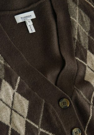 Brauner Strickcardigan mit einem Rautenmuster in Beige und Hellbraun. Er hat einen V-Ausschnitt, Knopfverschluss und eine texturierte Oberfläche.
