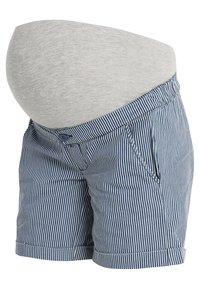 Šedé elastické tričko s kulatým břichem a šortky s modrými pruhy, které mají dvě postranní kapsy a ohrnutý lem.