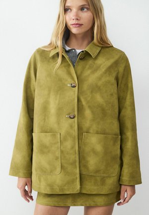 Olivenfarbene Lederjacke mit zwei vorderen Taschen, glatter Textur und Knopfverschluss. Mit einem Kragen und sichtbaren Nähdetails.