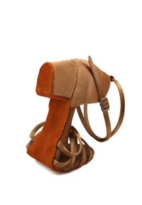 Brązowe zamszowe sandały z teksturowaną wkładką, cienkimi paskami i zapięciem na klamrę. Obcas ma pomarańczowy akcent i unikalny kształt.