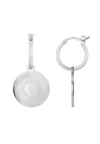 Orecchini a cerchio in argento con un pendente circolare caratterizzato da un design a mezzaluna testurizzato e motivi radiali, finitura lucida e riflettente.