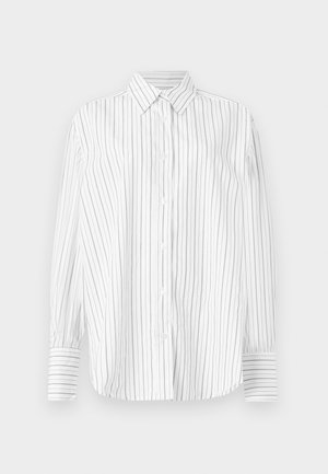 Camisa branca de manga longa, com botões, decorada com finas riscas verticais pretas e colarinho pontudo, apresentada sobre um fundo simples.