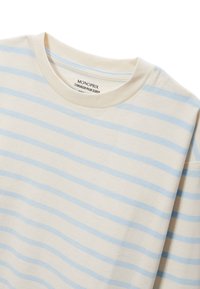 T-shirt couleur crème avec des rayures horizontales bleu clair, col rond, manches courtes et texture en coton doux. Étiquette de la marque visible à l'intérieur.