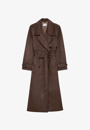Manteau trench en faux daim marron, ceinturé, avec un large col, des manches longues et des boutons double boutonnage sur le devant. Texture lisse et coupe ajustée.