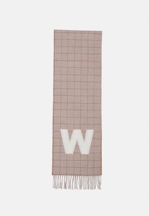 Braun-beige kariertes Halstuch mit weißem Buchstaben "W" nahe dem fransigen Ende auf einem einfarbigen Hintergrund.