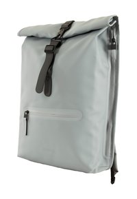 Sac à dos imperméable gris à rabat roulé avec une poche avant zippée, des ferrures noires, et une sangle ajustable. Texture lisse avec un marquage discret.