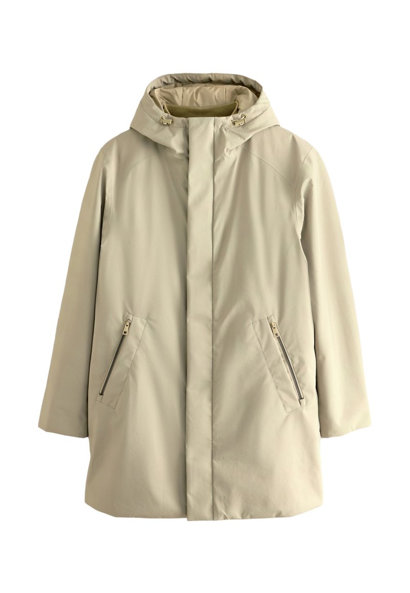 Beige vandtæt parka med hætte, store frontlommer og en glat tekstur. Har en central lynlås og justerbare snore.