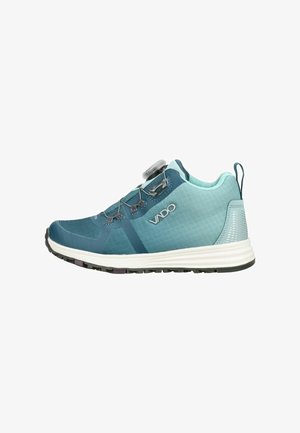 Hellblaue und türkise Sportschuhe mit weißer Sohle, Drehverschluss-System, Markenlogo an der Seite und Zuglasche an der Ferse.