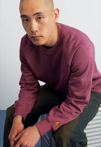 Carhartt WIP CHASE - Mikina - dusty fuchsia/gold