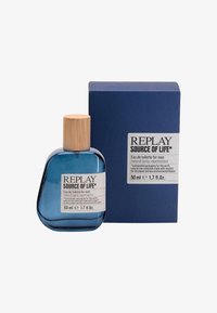 Replay Source of Life eau de toilette i en rund, blå glassflaske med en bambuslokk. Kommer sammen med en blå pappeske. 50 ml.