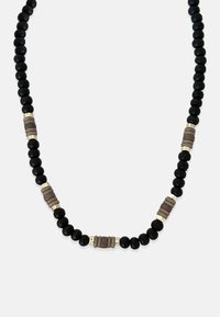 Fekete gyöngy nyaklánc sima fekete és különböző textúrájú barna gyöngyökkel, arany színű kiegészítőkkel elválasztva. Egyenletesen elhelyezett és letisztult dizájn.
