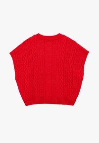 Puncho punainen neulottu, jossa on teksturoitu kaapelikuvio, pyöreä pääntie ja leveät hihat. Valmistettu pehmeästä, paksusta langasta.