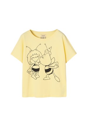Żółta koszulka z czarnym rysunkiem dwóch kreskówkowych pszczół, jedna całująca drugą w policzek, obie stojące i uśmiechnięte.