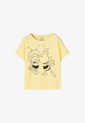 Żółta koszulka z czarnym rysunkiem dwóch kreskówkowych pszczół, jedna całująca drugą w policzek, obie stojące i uśmiechnięte.