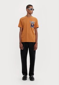 MCM LOGO - T-shirts print - cognac