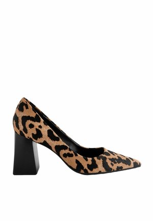 Scarpa con tacco alto in stampa leopardata, con punta affilata, realizzata in tessuto texture, dotata di un tacco robusto nero e di un interno liscio e lucido.