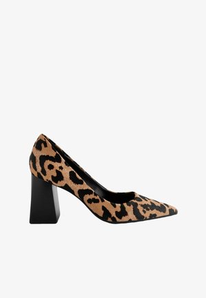 Scarpa con tacco alto in stampa leopardata, con punta affilata, realizzata in tessuto texture, dotata di un tacco robusto nero e di un interno liscio e lucido.