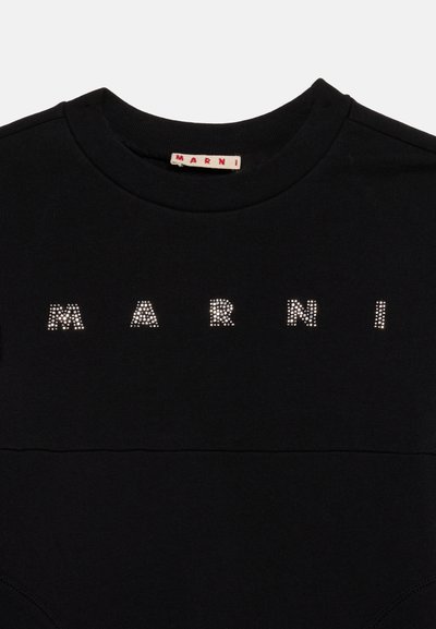 T-shirt noir à col rond avec le nom de la marque "MARNI" écrit en petits strass blancs sur la poitrine.