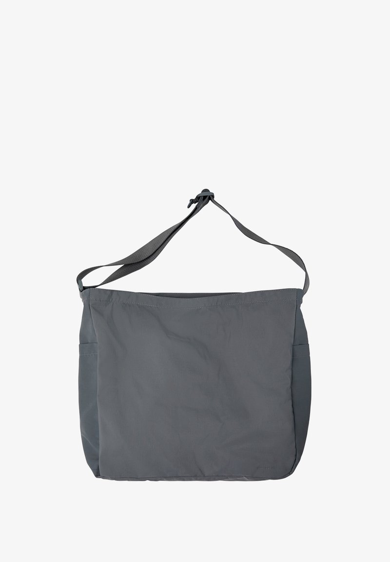 Sac d'épaule rectangulaire gris foncé avec sangle réglable et poches latérales, fabriqué en tissu lisse.