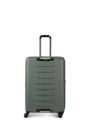 Valise rigide verte avec poignée télescopique déployée et quatre roues noires multidirectionnelles sur fond blanc.