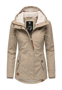 Beige isoleret jakke med hætte, faux fur-foring, lynlåslukning, sidelommer og dekorative hardware-detaljer.