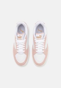 Weiße und roséfarbene Sneaker aus Wildleder und Leder, mit Schnürsenkeln, perforierter Zehenkappe und einem goldenen Logo auf der Zunge.