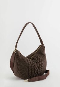 Bolso de hombro de tela tejida marrón con forma de hobo, que presenta un diseño trenzado, cremallera dorada y correa ajustable.