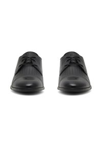 Černé kožené boty s hladkou špičkou a texturovaným tělem, s šněrovacím designem a jemně embosovaným logem na jazyku.